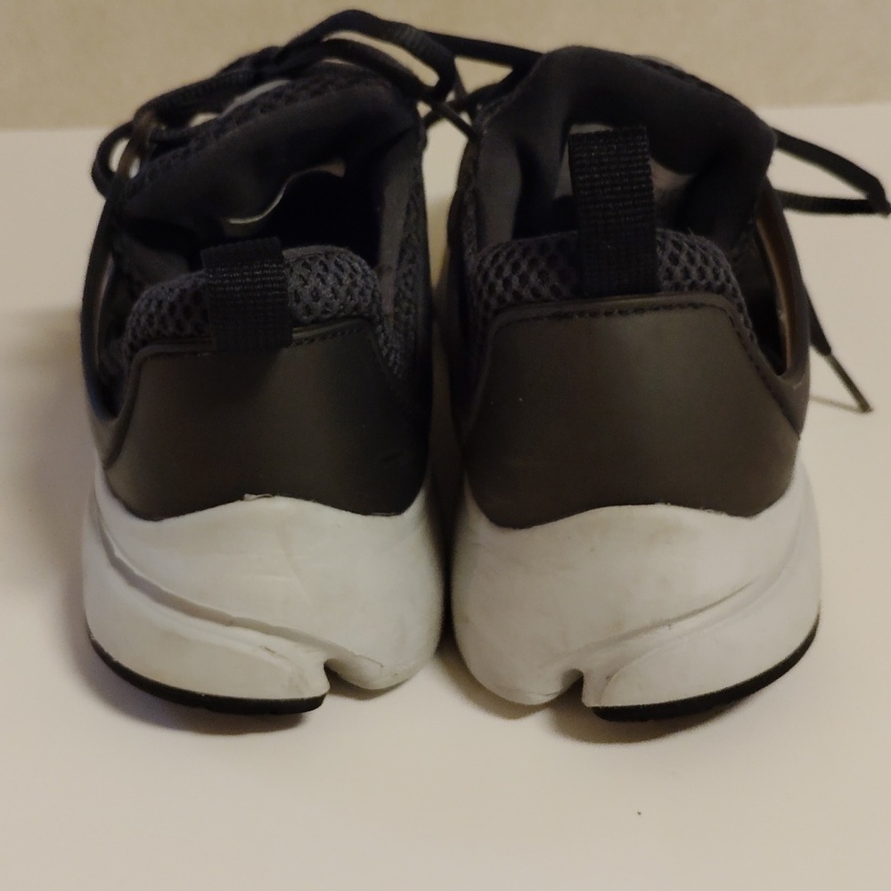 Nike Kids Black and White Athletic Shoes - Picture 5 of 9